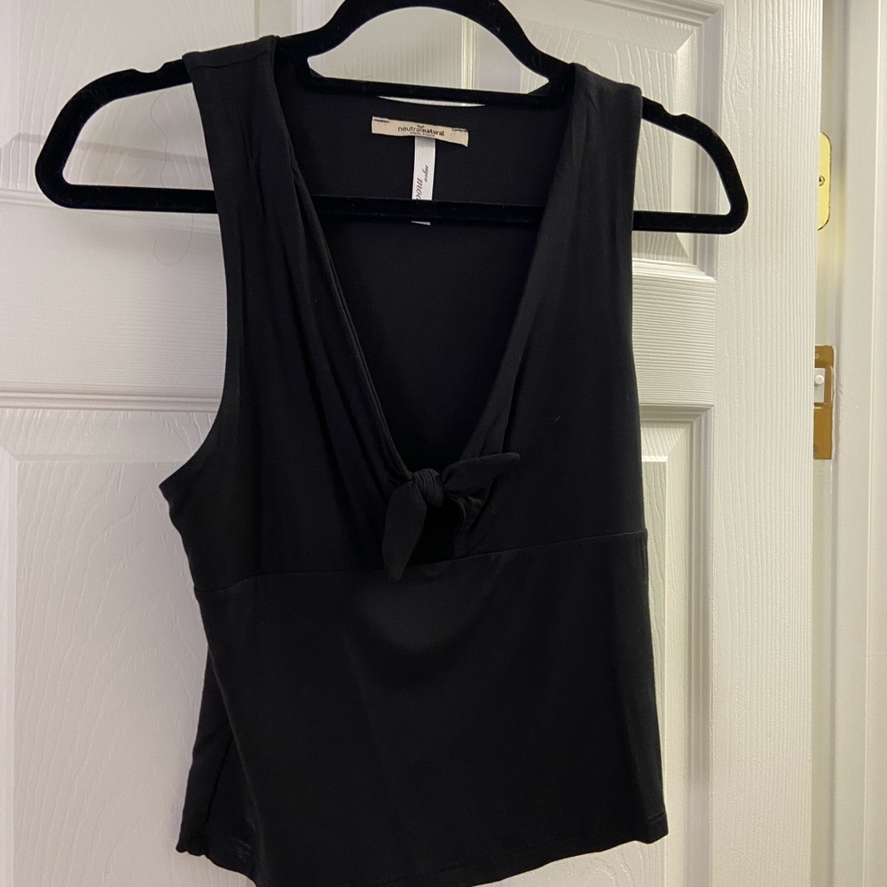 Black tank with knot